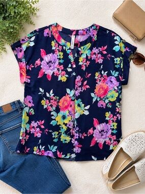 💙NWOT Dear Scarlett Navy Floral Split Neck Blouse Size Medium Roll Tab Sleeve💙